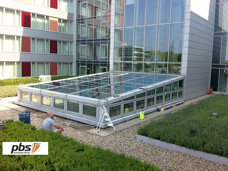 Auch große Glasflächen können mit Isolier und Energiesparfolien foliert werden