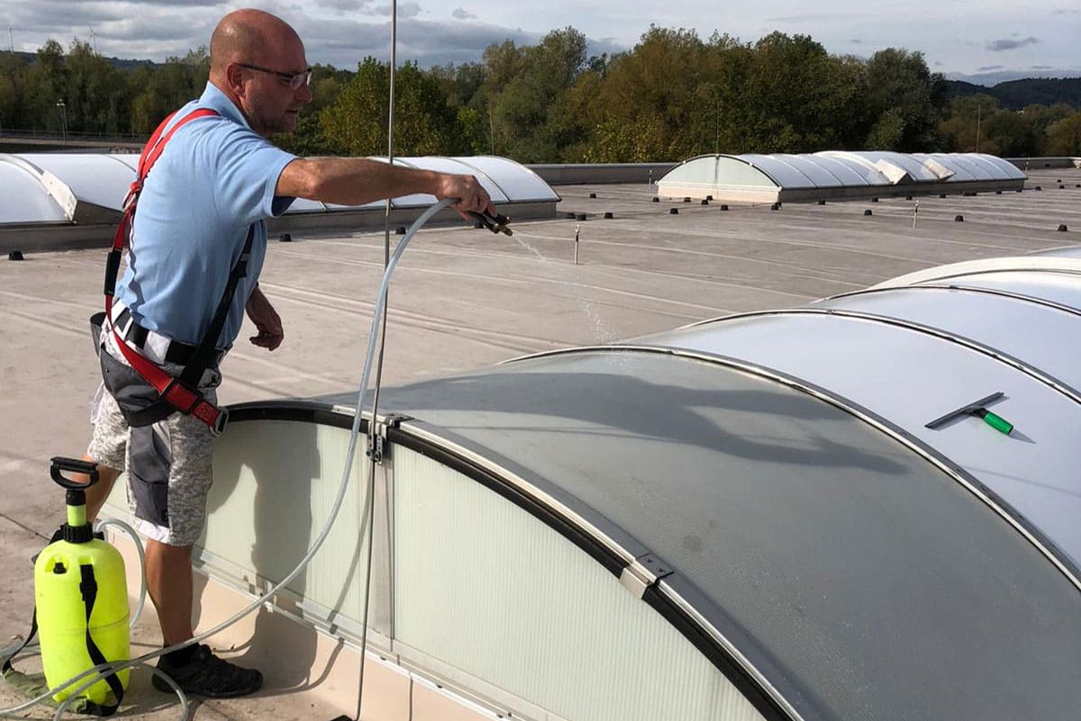 Vor dem Verkleben einer Polycarbonatfolie muss die Oberfläche gereinigt werden