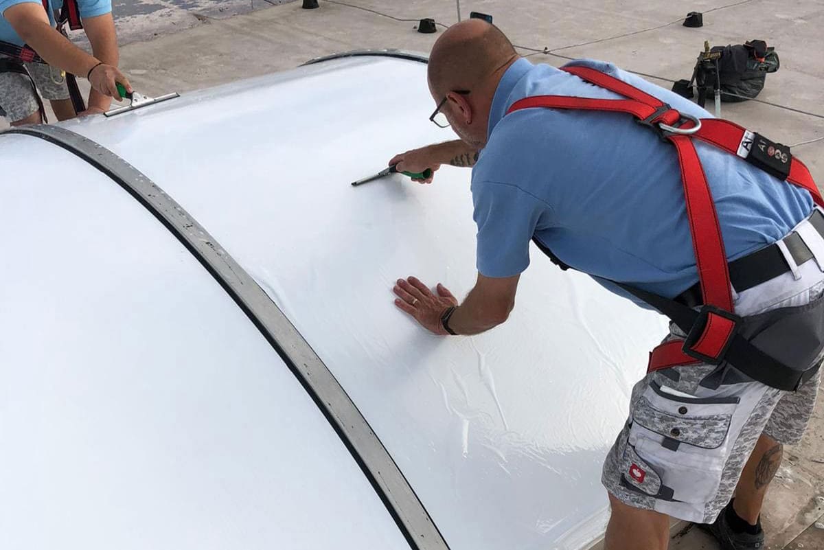 Die Polycarbonatfolie wird ausgerakelt