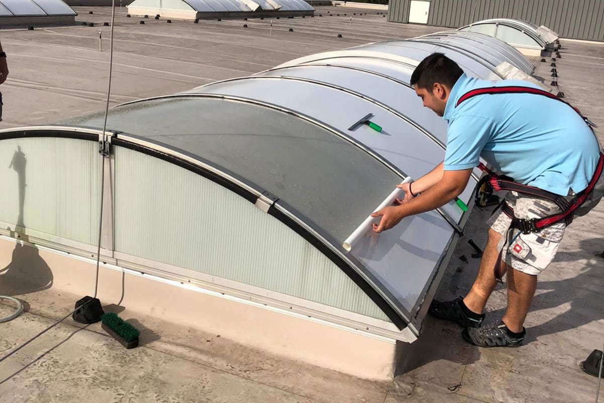 Hier wird eine Polycarbonatfolie ausgerollt