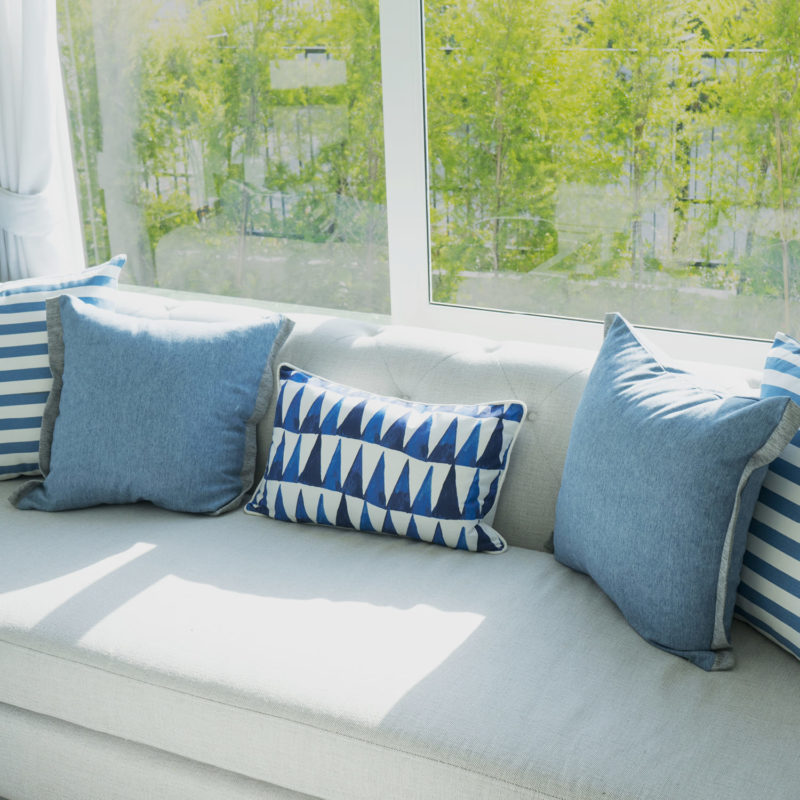 Eine leichte getönte UV-Schutzfolie schützt eine Couch